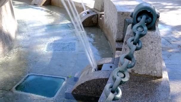 Fragment City Granite Fountain Refreshing Water Spray — Stockvideo
