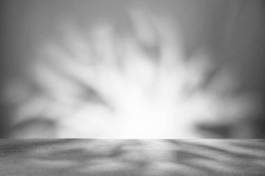 Podyum ve soyut bulanık ışık desenli tek renkli arkaplan. Harfler, tasarım ve sunum için boşluk.