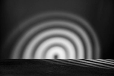 Podyum ve soyut bulanık ışık desenli tek renkli arkaplan. Harfler, tasarım ve sunum için boşluk.