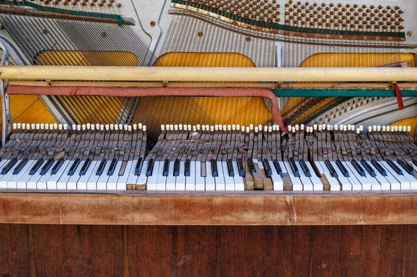 蓋付きの古いヴィンテージピアノ 老朽化した楽器 接近中だ 選択的焦点 — ストック写真