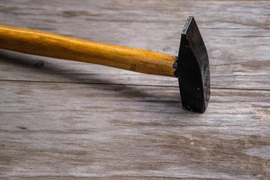 Tahta saplı bir çekiç parçası. Yakın plan. Seçici odak.