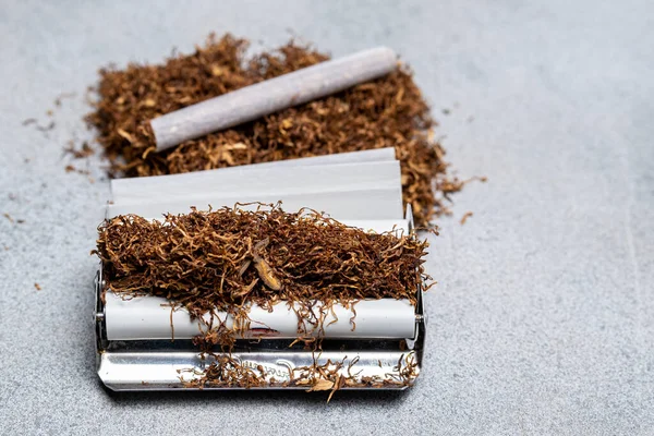 Machine Rouler Les Cigarettes Tabac Sur Fond Flou Une Cigarette — Photo