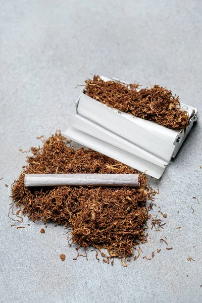 Cigarette Roulée Tabac Papier Soie Machine Rouler Sur Fond Gris — Photo