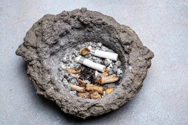 Divers Mégots Cigarette Dans Vieux Cendrier Sale Lave Volcanique Gros — Photo