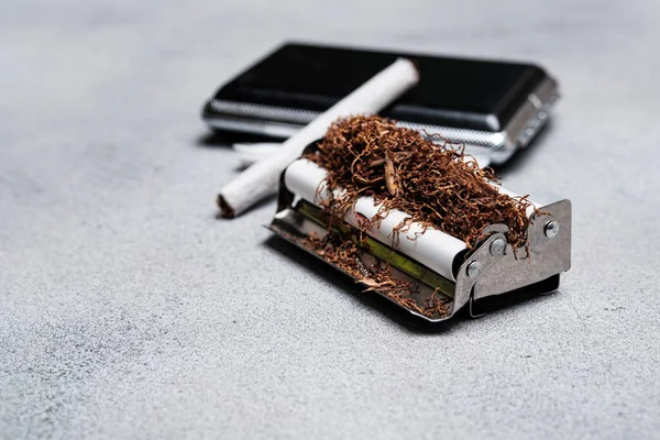 Machine Rouler Les Cigarettes Tabac Sur Fond Flou Une Cigarette — Photo