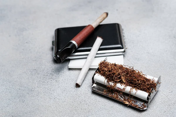 Machine Rolling Cigarettes Tobacco Blurred Background Mouthpiece Cigarette Cigarette Case —  Fotos de Stock