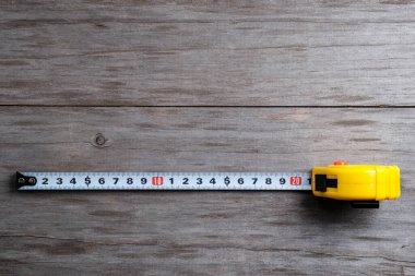 Ölçüm bandı 21 cm uzunluğunda. Yakın plan. Seçici odak.