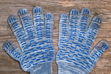 Ahşap bir arka planda eski kirli ev eldivenleri. Yakın plan. Seçici odak.