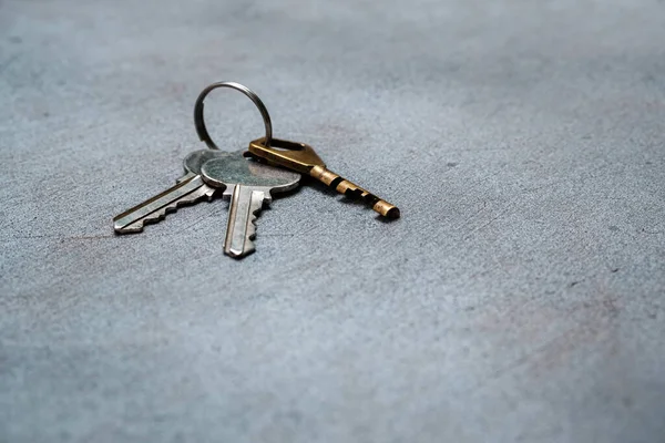 Drie Oude Toetsen Een Ring Met Een Abstracte Grijze Achtergrond — Stockfoto