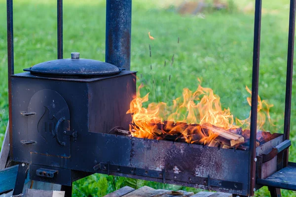 Grelha Velha Para Cozinhar Carne Com Fogo Ardente Fundo Embaçado — Fotografia de Stock