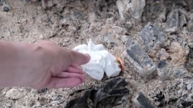 Kül ve kömürde yanan beyaz kirli peçete