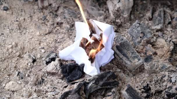 Das Verbrennen Zerknitterten Weißen Papiers Asche Und Kohlen Die Zerstörung — Stockvideo