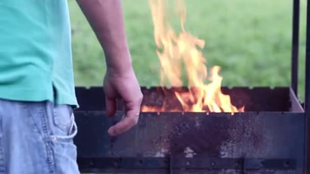 Alter Grill Zum Kochen Von Fleisch Mit Einem Brennenden Feuer — Stockvideo