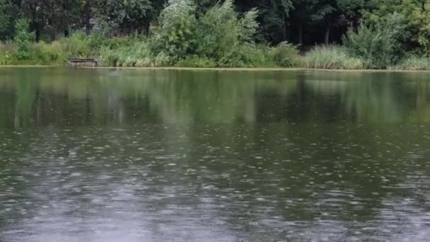 Gotas Llovizna Superficie Del Depósito Paisaje Abstracto Clima Ventoso Lluvioso — Vídeos de Stock