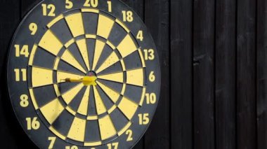 Dart tahtasına kırmızı ve sarı oklar at. Yakın plan. Seçici odak.