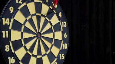 Üç kırmızı ve bir sarı dartı dart tahtasına at. Yakın plan. Seçici odak