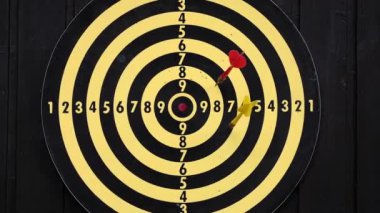 Dart tahtasına kırmızı ve sarı oklar at, Sektör 7 ve 8 'i vur. Seçici odak