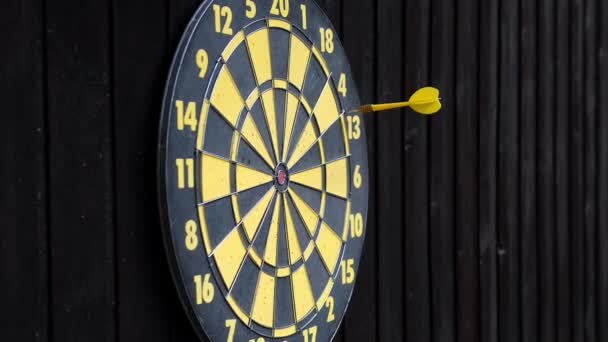 Gooi Rode Gele Darts Naar Het Dartbord Met Een Hit — Stockvideo