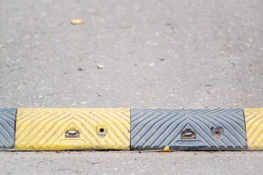 Asfalt yolda trafik güvenlik kasisi. Yakın plan. Harfler ve tasarım için boşluk