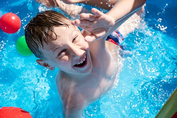 Gelukkig Kind Heeft Plezier Zomer Jongen Springt Het Zwembad Kijkt Rechtenvrije Stockafbeeldingen