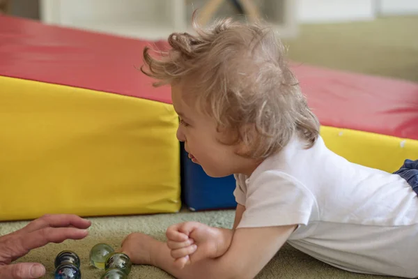 Portret Van Een Kind Met Hersenverlamming Bij Fysiotherapie Een Kindertherapiecentrum Stockafbeelding