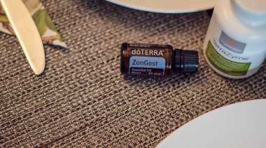 Banska Bystrica, Slovakya - 13 Nisan 2020: Yüksek kaliteli esaslı yağlar Doterra markası. ZenGest ve TerraZyme. Sağlık ve refah kavramı. 