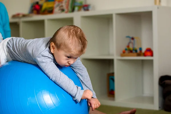 Retrato Niño Con Parálisis Cerebral Fisioterapia Centro Terapia Infantil Chico — Foto de Stock