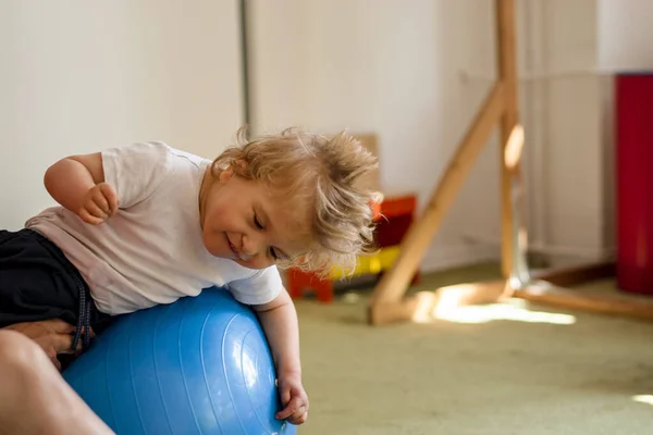 마비를 아이가 어린이 센터에 치료를 장애가 소년은 가지고 운동을 함으로써 로열티 프리 스톡 이미지