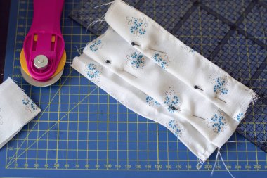 Dikiş aksesuarlarıyla el yapımı pamuklu kumaş yüz maskesi üzerinde titizlikle durun. Tükürük, öksürük, toz, kirlilik, virüs, bakteri, COVID-19 'a karşı koruma.