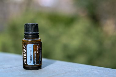 Banska Bystrica, Slovakya - 19 Nisan 2020: Yüksek kaliteli elzem petrol Peppermint Doterra markası. Sağlık ve refah kavramı. Seçici odaklanma. Aromaterapi