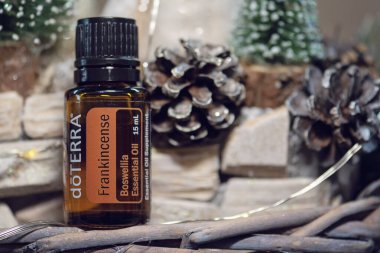 Banska Bystrica, Slovakya - 8 Aralık 2020: Yüksek kaliteli önemli petrol Frankincense Doterra markası. Sağlık ve refah kavramı. Seçici odaklanma. Aromaterapi