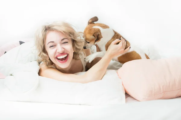 Dormir con una mascota en la cama — Foto de Stock