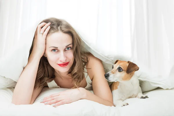 Dormir con una mascota en la cama — Foto de Stock