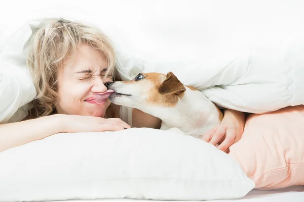 Dormir con una mascota en la cama — Foto de Stock