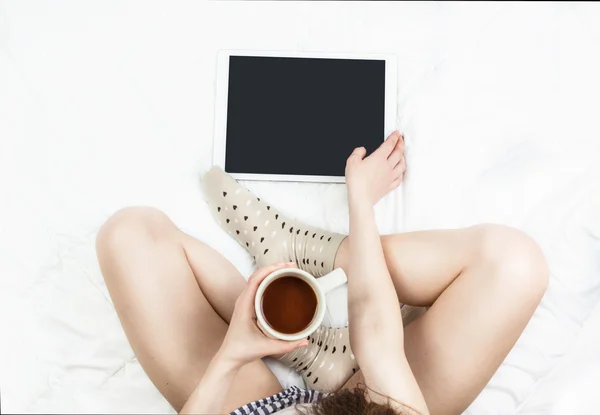 Gebruiken, tablet pc in bed — Stockfoto