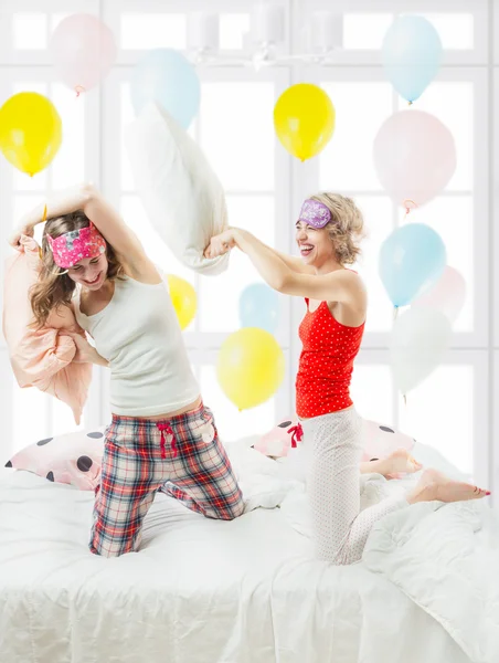 Batalla en las almohadas . —  Fotos de Stock