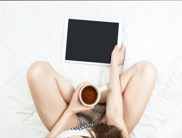 Sito web visitabile sul letto con tablet pc — Foto Stock