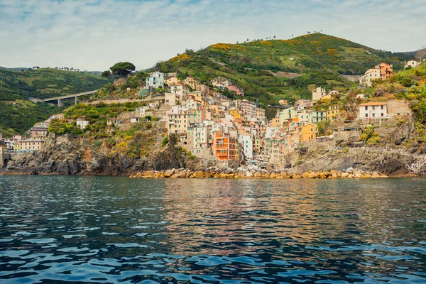 Traditionele schattige kleine huizen Italiaanse dorp van Cinque Terre — Stockfoto