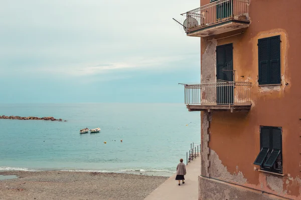 Mujer solitaria caminando en un muelle se encuentra con marineros . — Foto de Stock