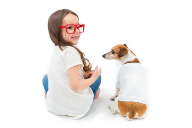 Geri döndü kız ve köpek oturarak. 