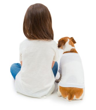 Arkadaşlar küçük kız ve köpeğinin backs aynı beyaz t-shirt oturuyor . 