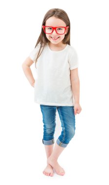 Tam büyüme beyaz bir arka plan üzerinde çıplak ayakla ayakta modern şık küçük kız
