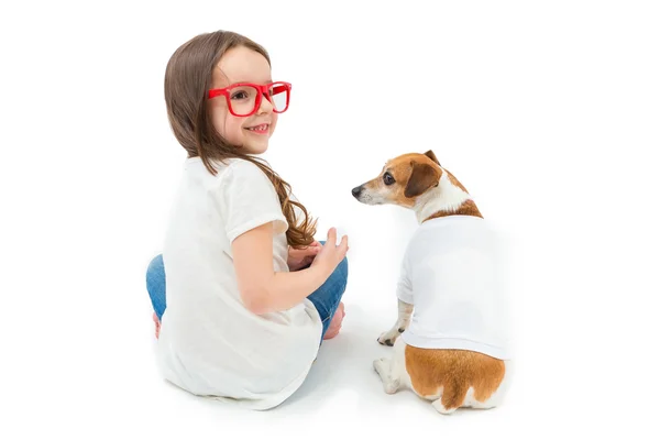 バックになって女の子と座って犬. — ストック写真