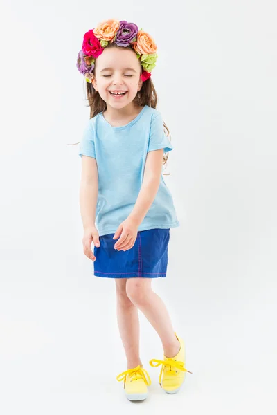 Adorável Laughing deleite menina pequena em roupas azuis e amarelas . — Fotografia de Stock