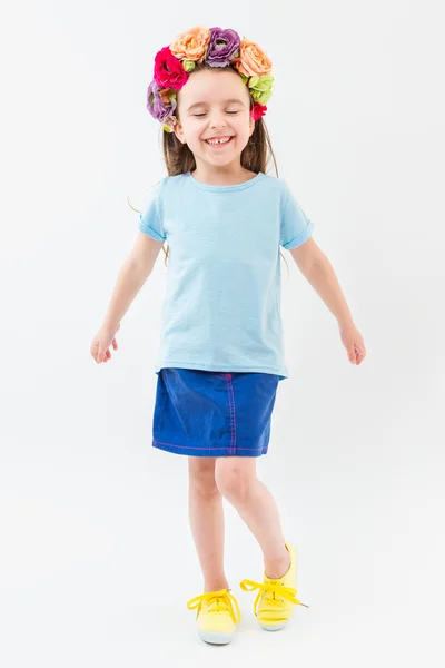 Actieve grappig meisje in een blauw t-shirt en rok. — Stockfoto