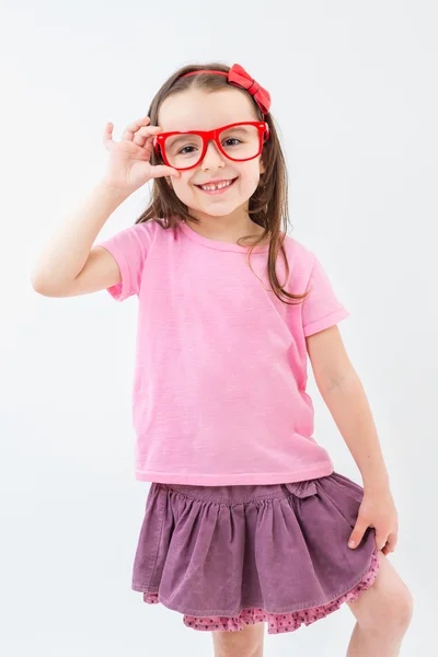 Belle fille tient un cadre de la main pour les lunettes rouges . — Photo