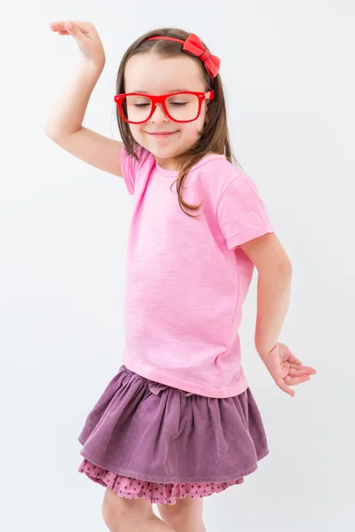 Söta långhåriga vacker flicka i rosa kläder. — Stockfoto
