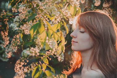 Kadın profili, gözleri kapalı arıyorsunuz.