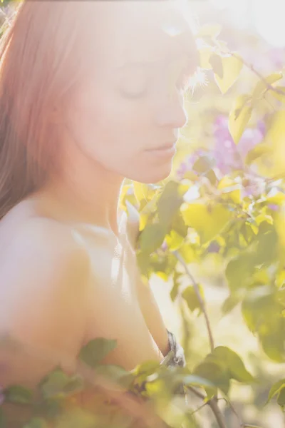 Adorável jovem senhora nos raios do sol quente do verão . — Fotografia de Stock