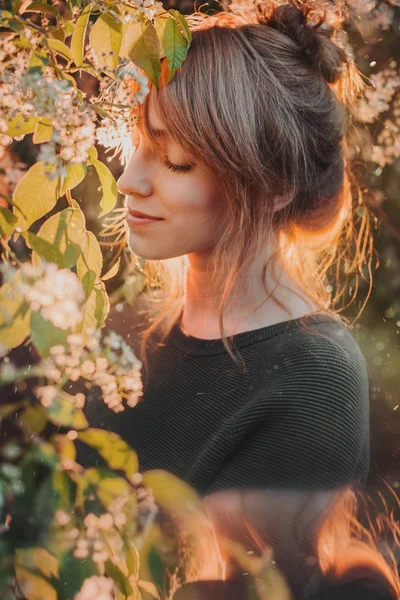 Imádnivaló, fiatal nő witn virágzó virágok fa. — Stock Fotó